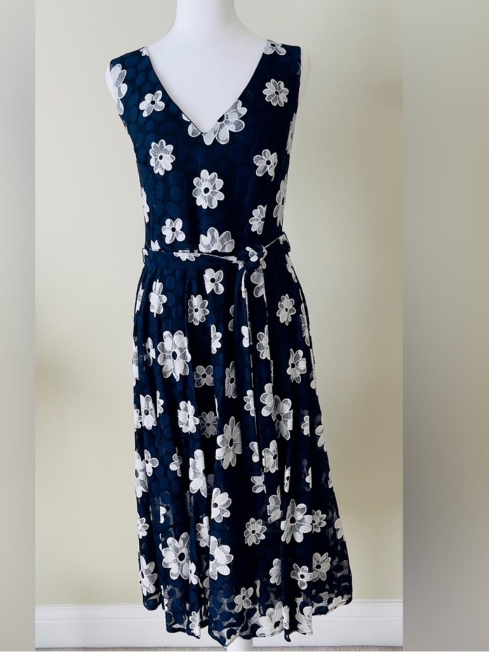 Tommy Hilfiger Daisy Lace Navy and White Belted Sleeveless Floral Midi Dress EUC